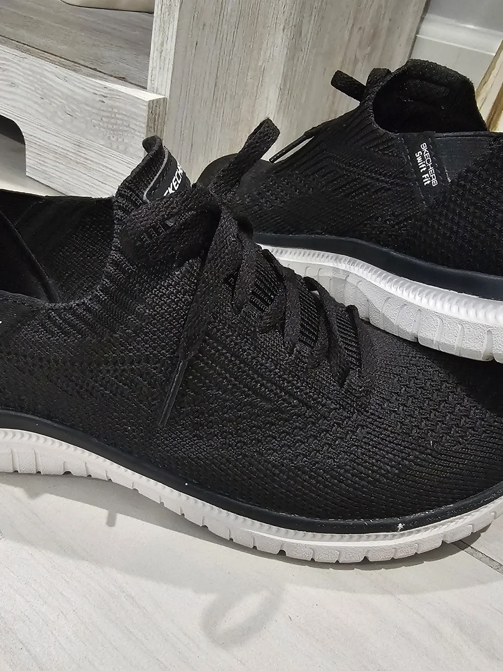 Skechers Swift Fit Womens Black Knit Slip-On Hands Free Sneakers Size 8
